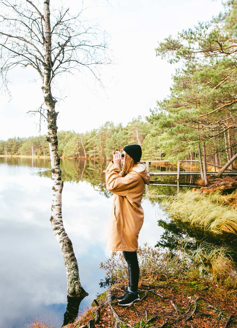 AuraBalance: Frau mit Fernglas