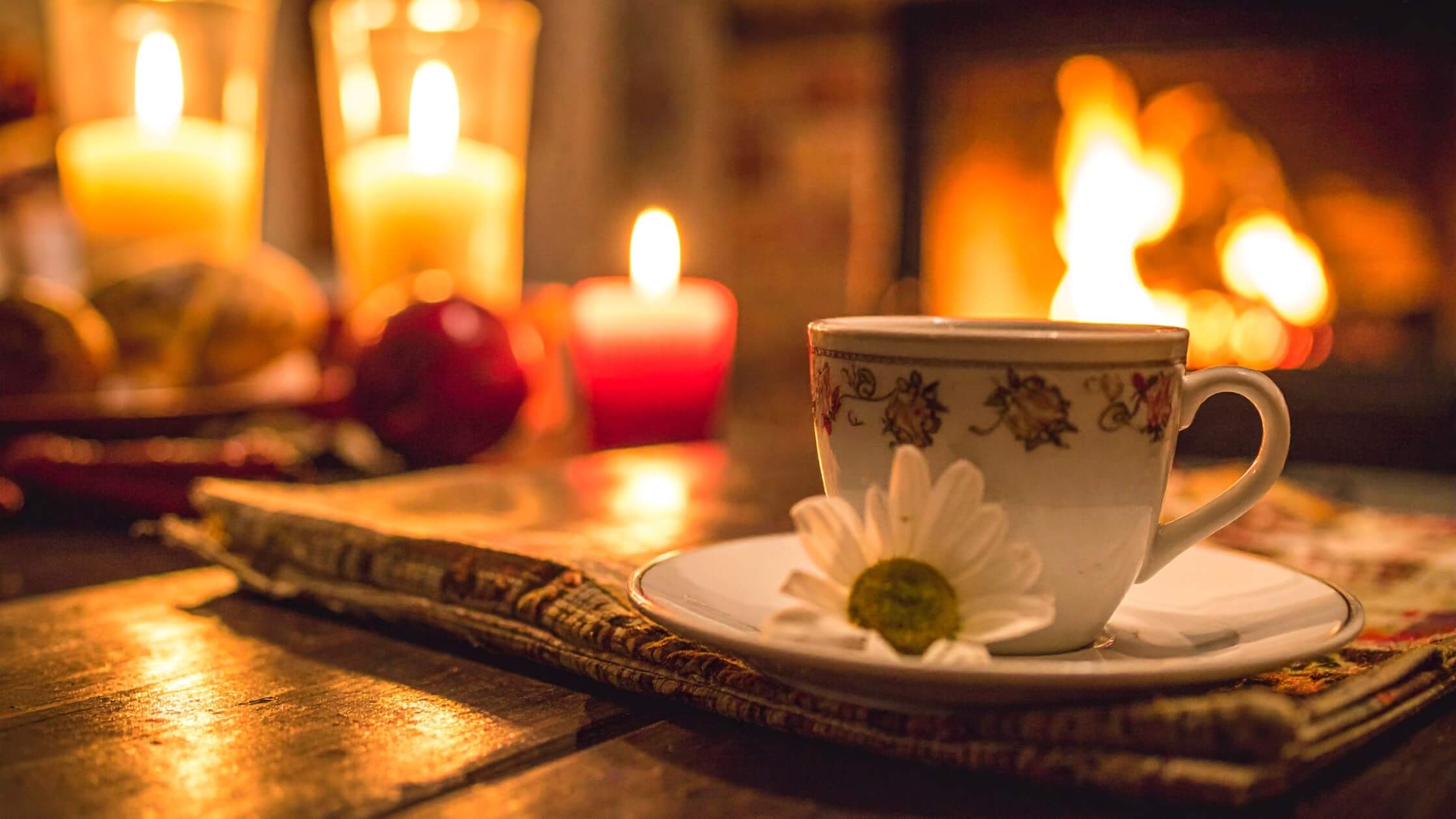 10 Gemuetliche Szene mit Kerzen Tee Buch winterlich Vorfreude