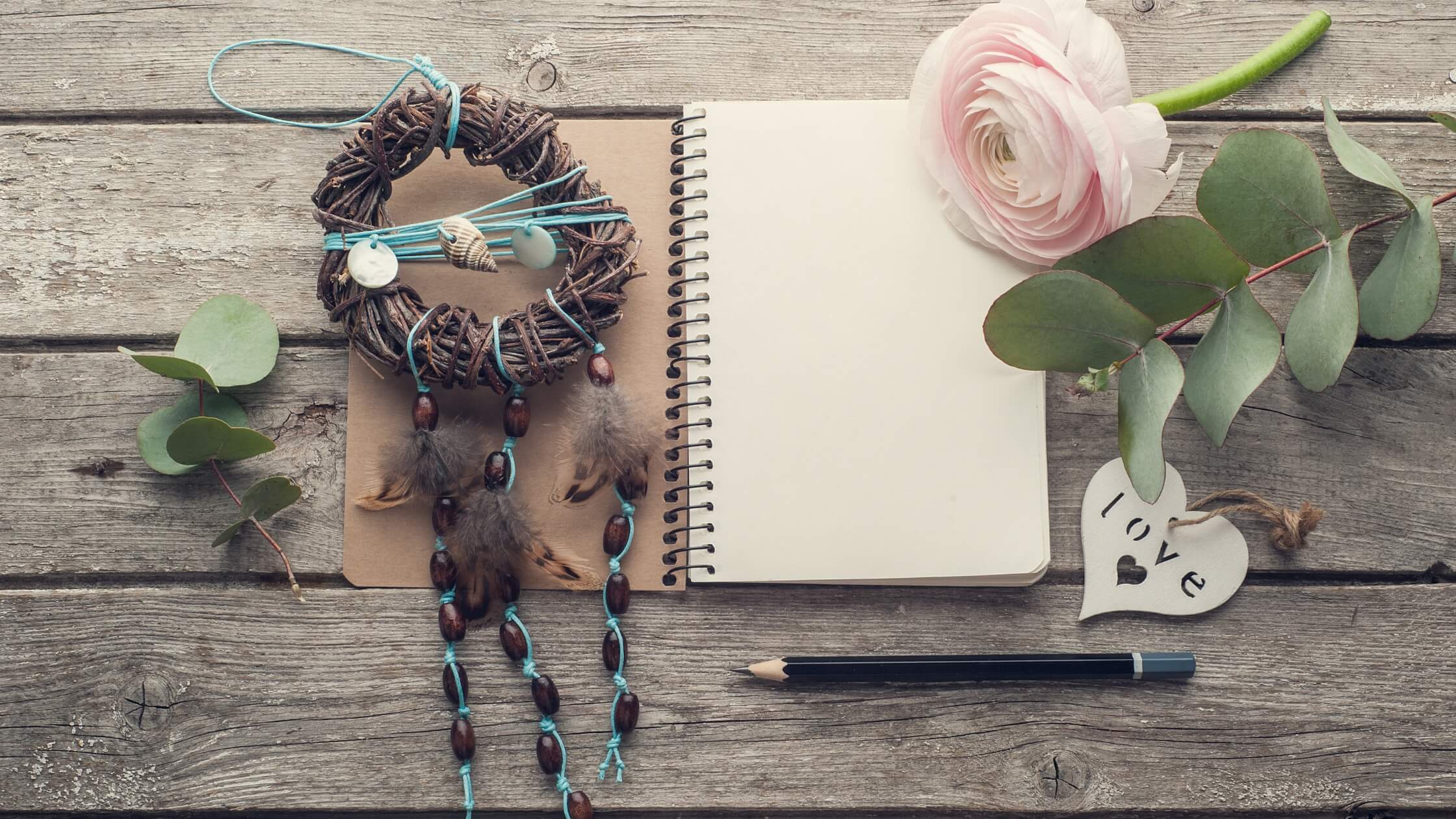 Traumtagebuch auf Nachttisch, Stift, Kerze, Traumfänger, friedliche Schlafzimmer-Atmosphäre