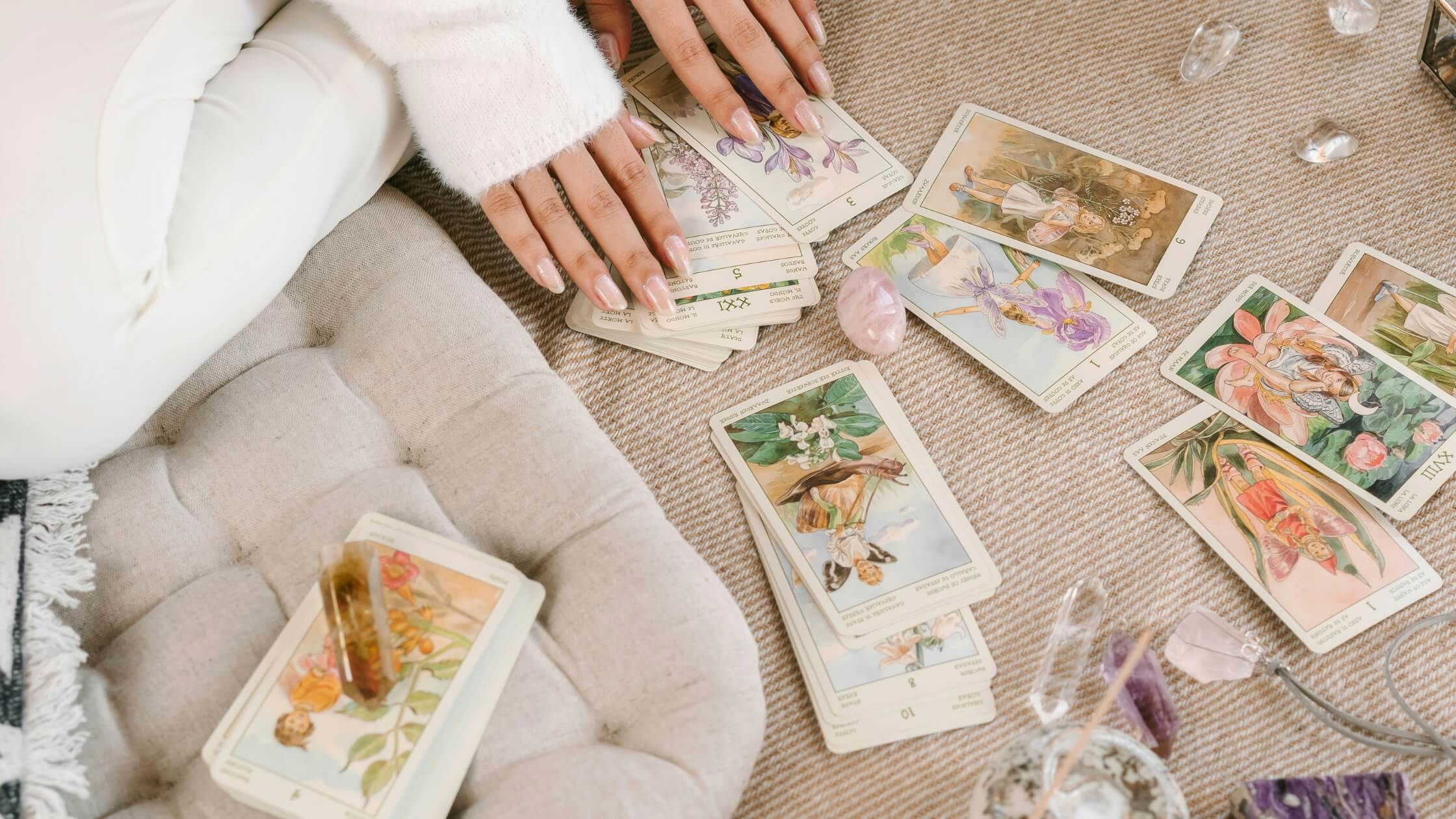 Tarotkarten ausgelegt, Kerze, Notizbuch, mystische Stimmung