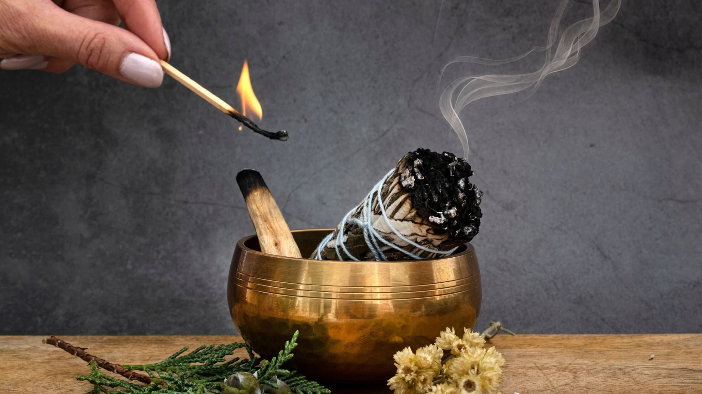 Räucherschale mit Rauch, Kräuter, Feder, Holztisch, Jul