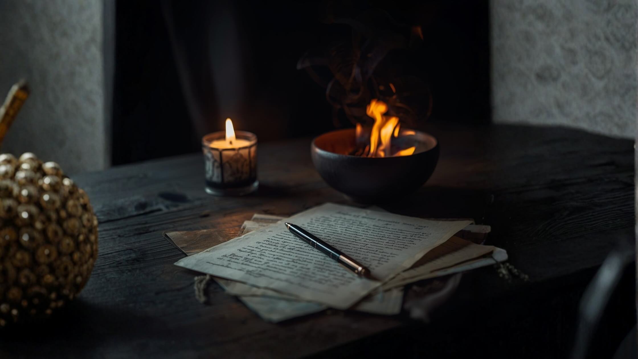Papier, Stift, feuerfeste Schale, Kerze, stimmungsvoll