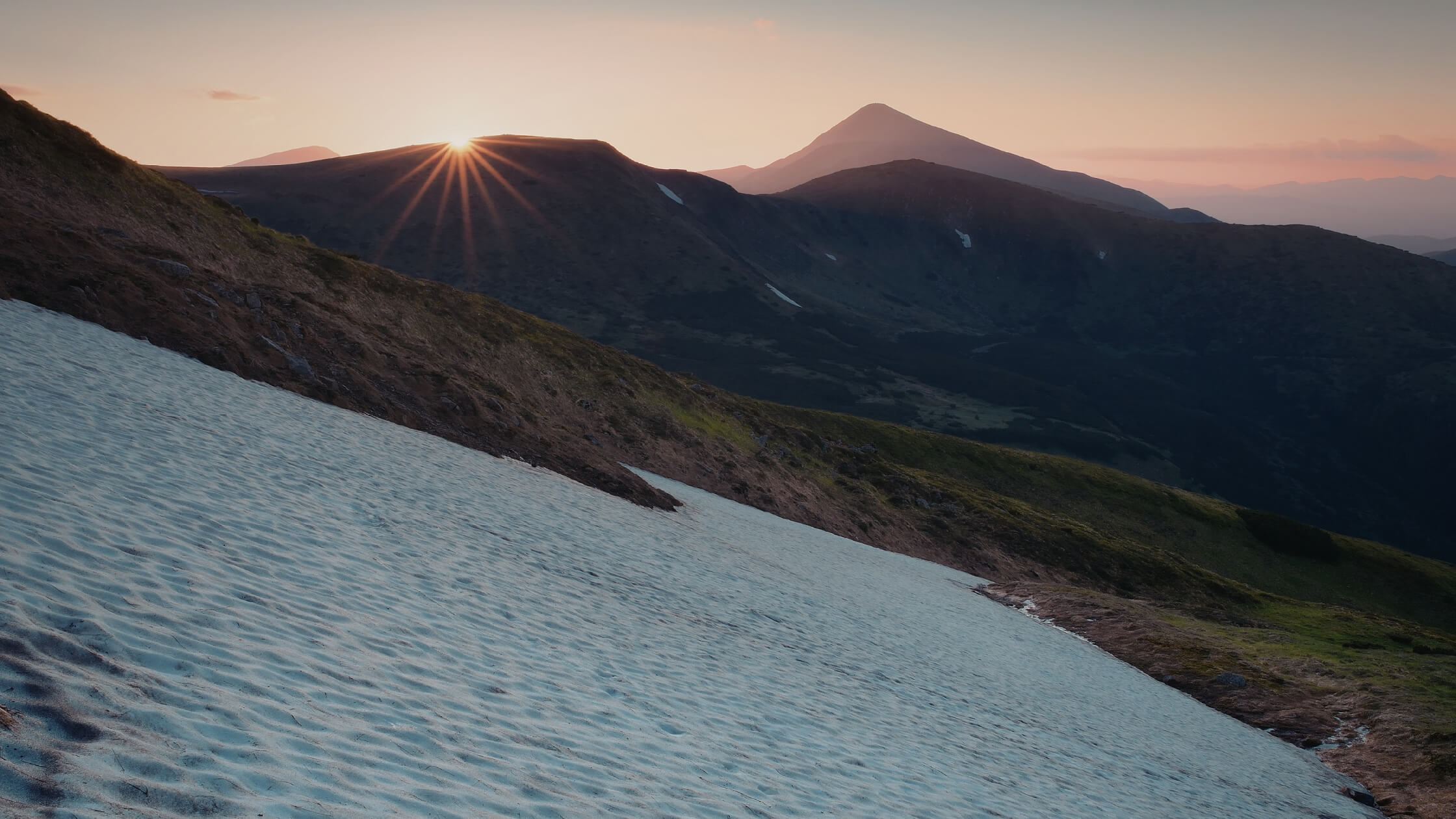 Sonnenaufgang über verschneiter Landschaft, sichtbar länger werdende Tage
