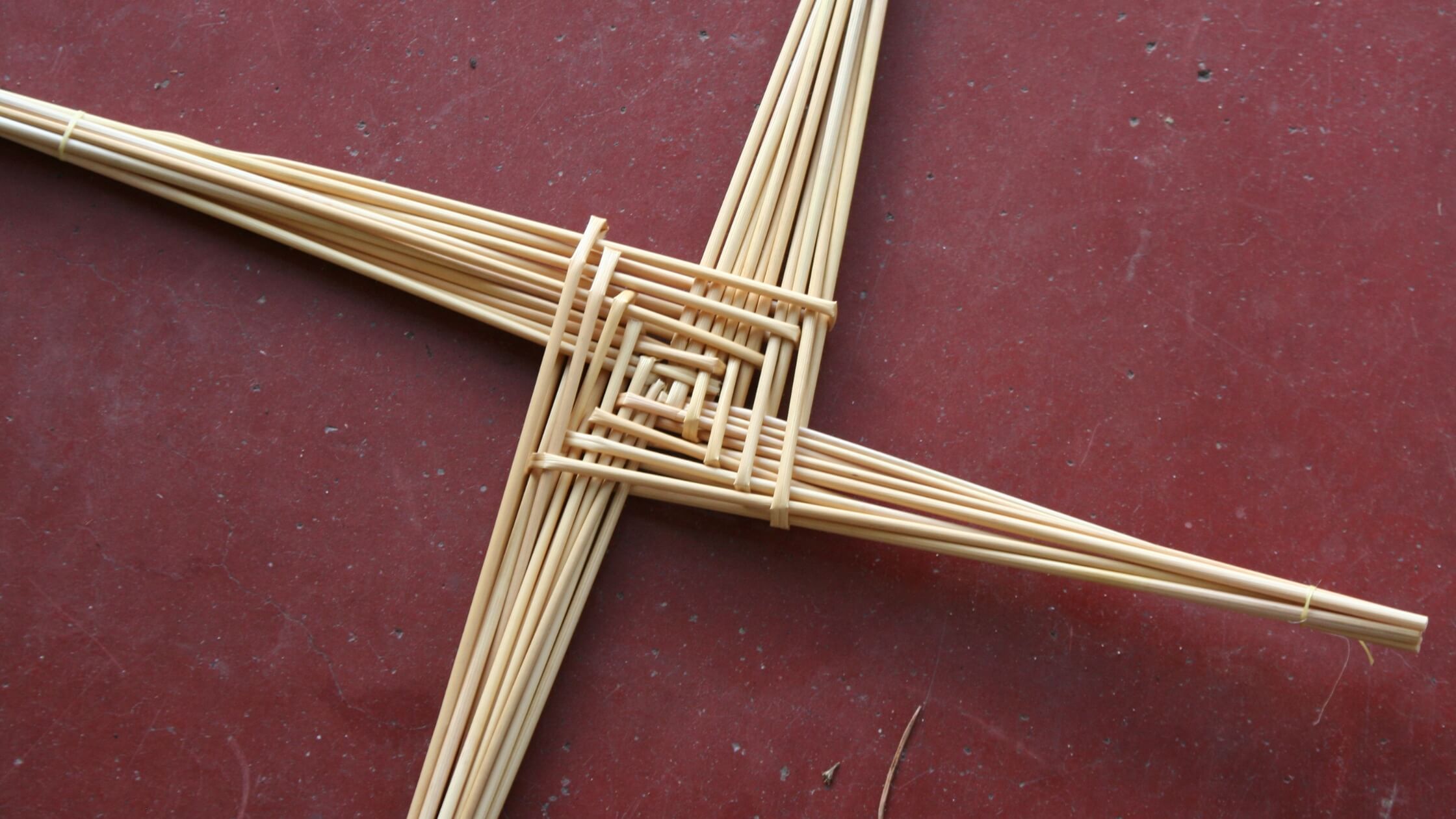 Fertiges Brigid-Kreuz aus Stroh, traditionell