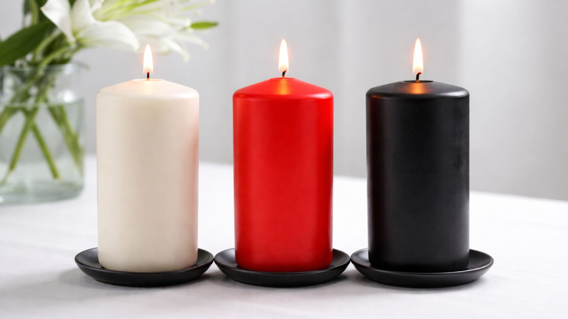 Drei Kerzen - weiß, rot, schwarz - nebeneinander, symbolisch, Göttin, Imbolc