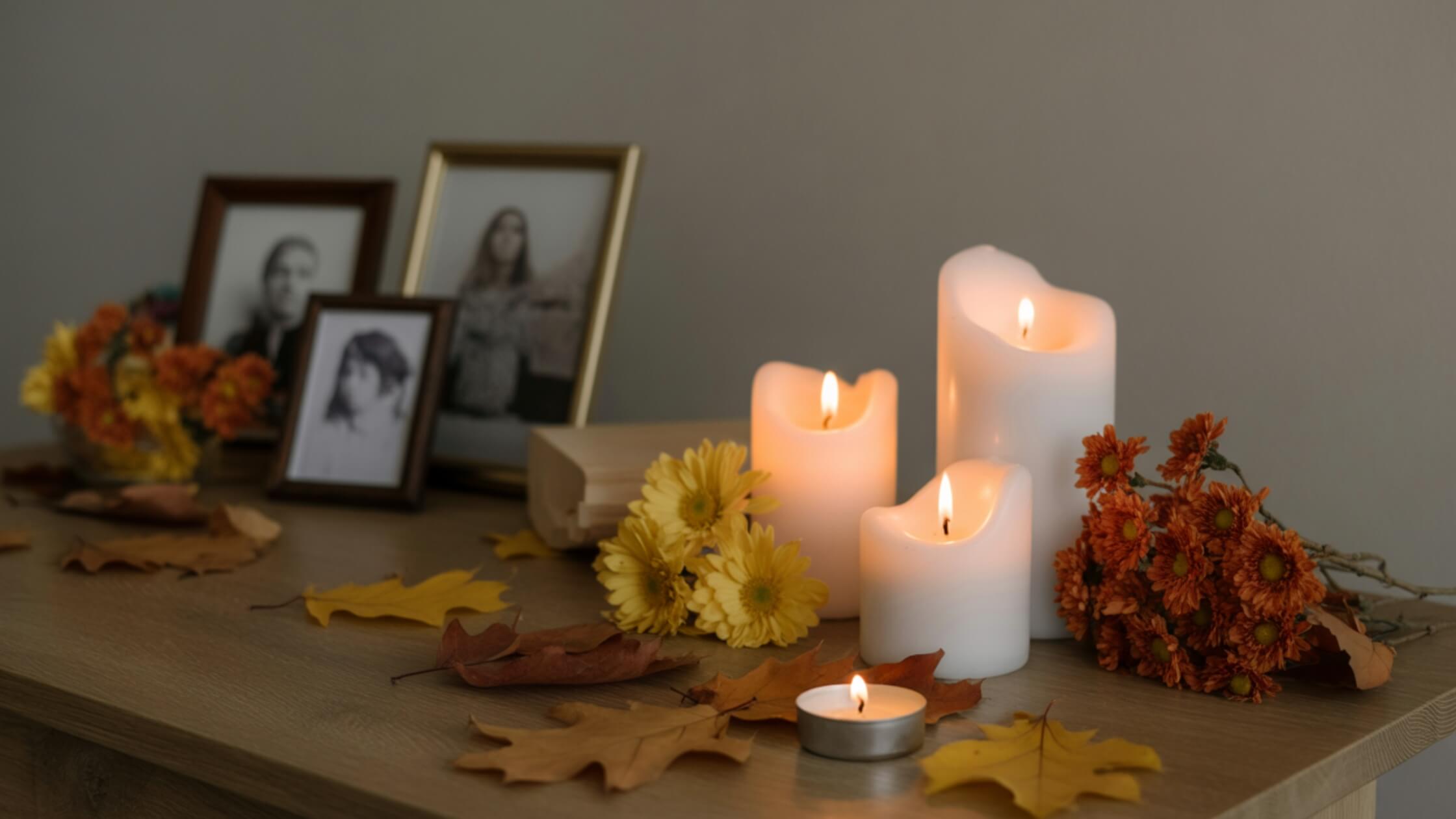 Kerzen, Herbstblätter, Ahnentisch, mystisch