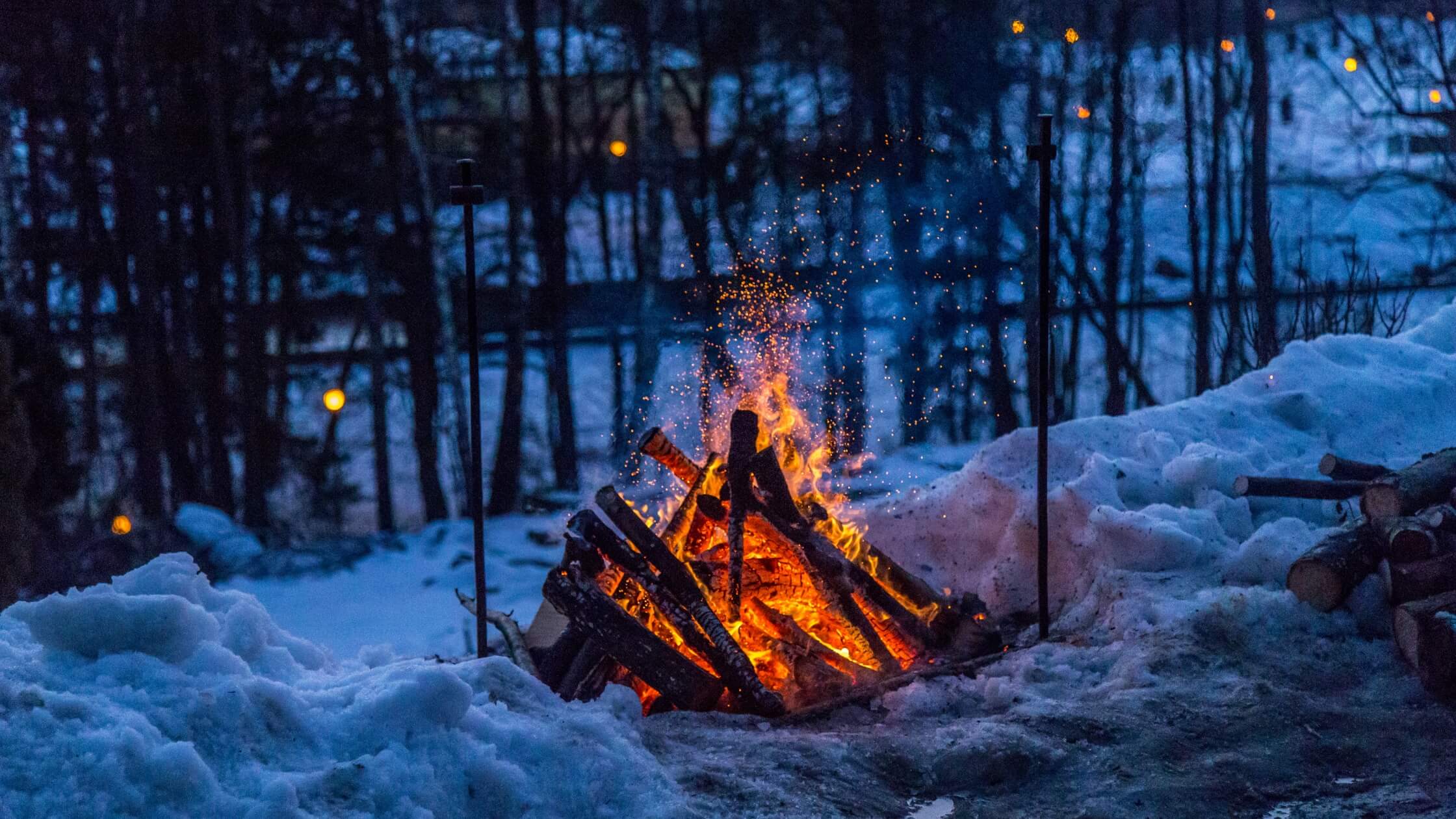 Julfeuer, Kerzen, Tannengrün, Winternacht