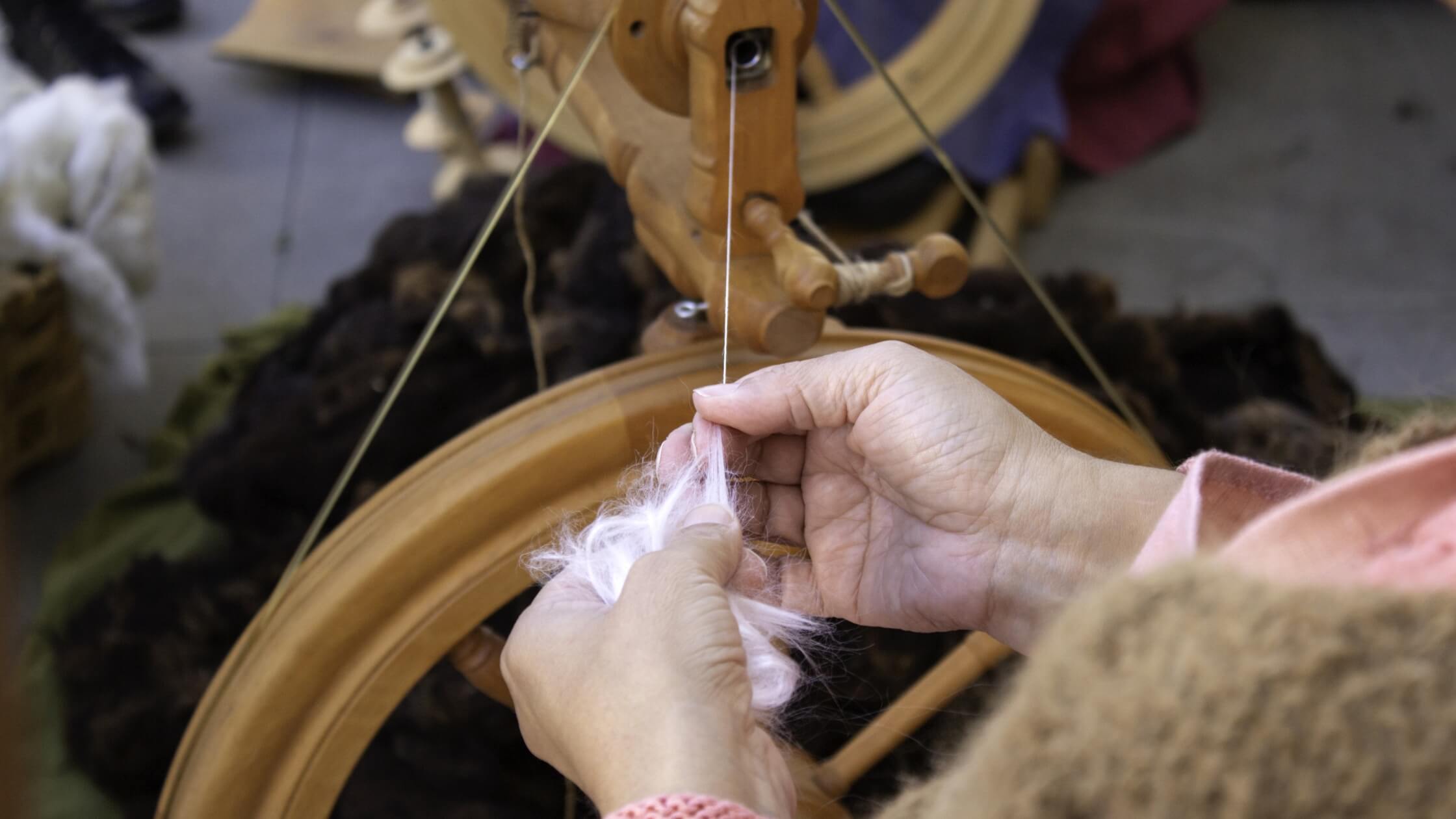 Altes Spinnrad, Wolle, Spindel, traditionell