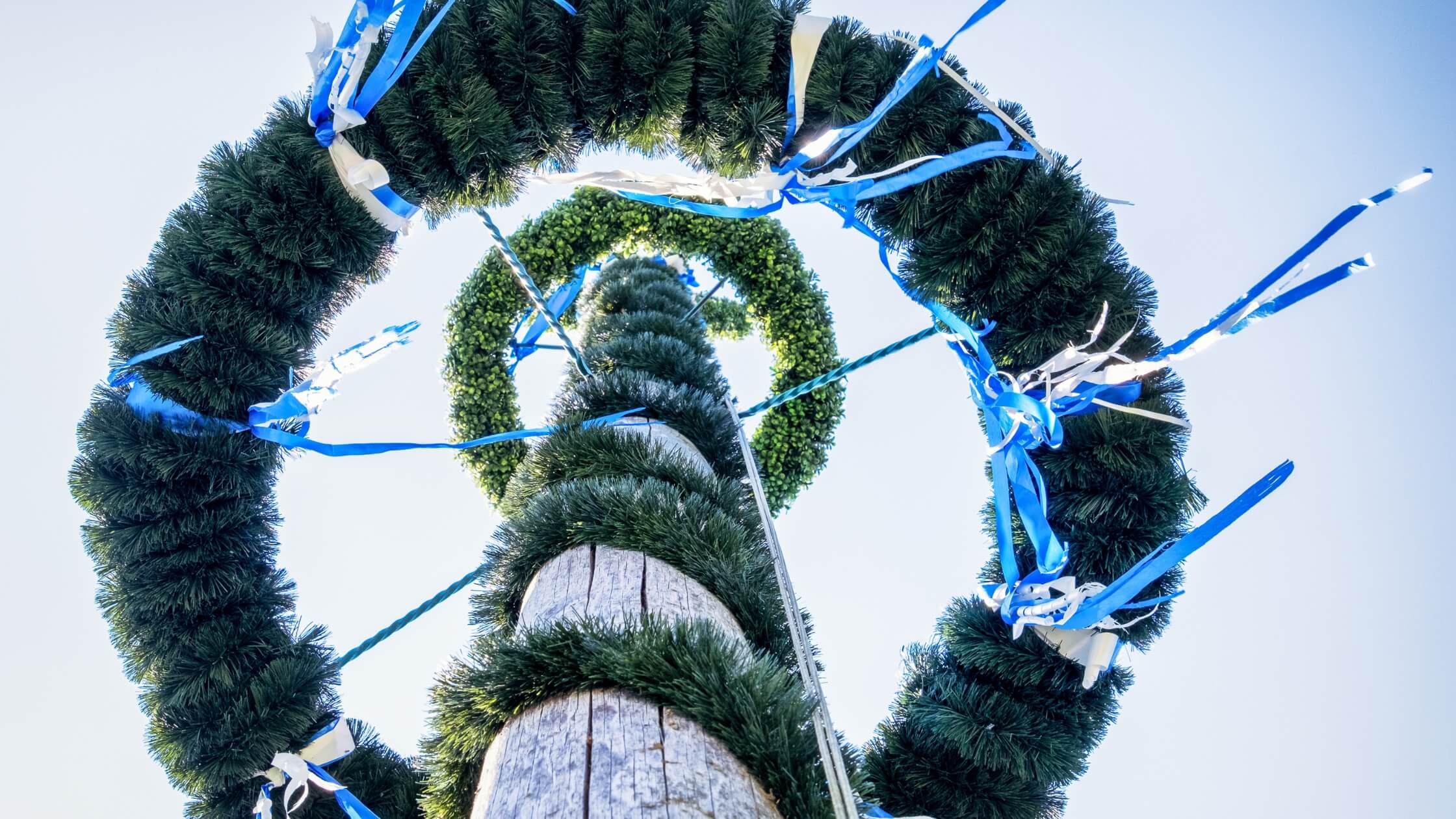 Maibaum, Blütenkranz, Feuer, Lebensfreude