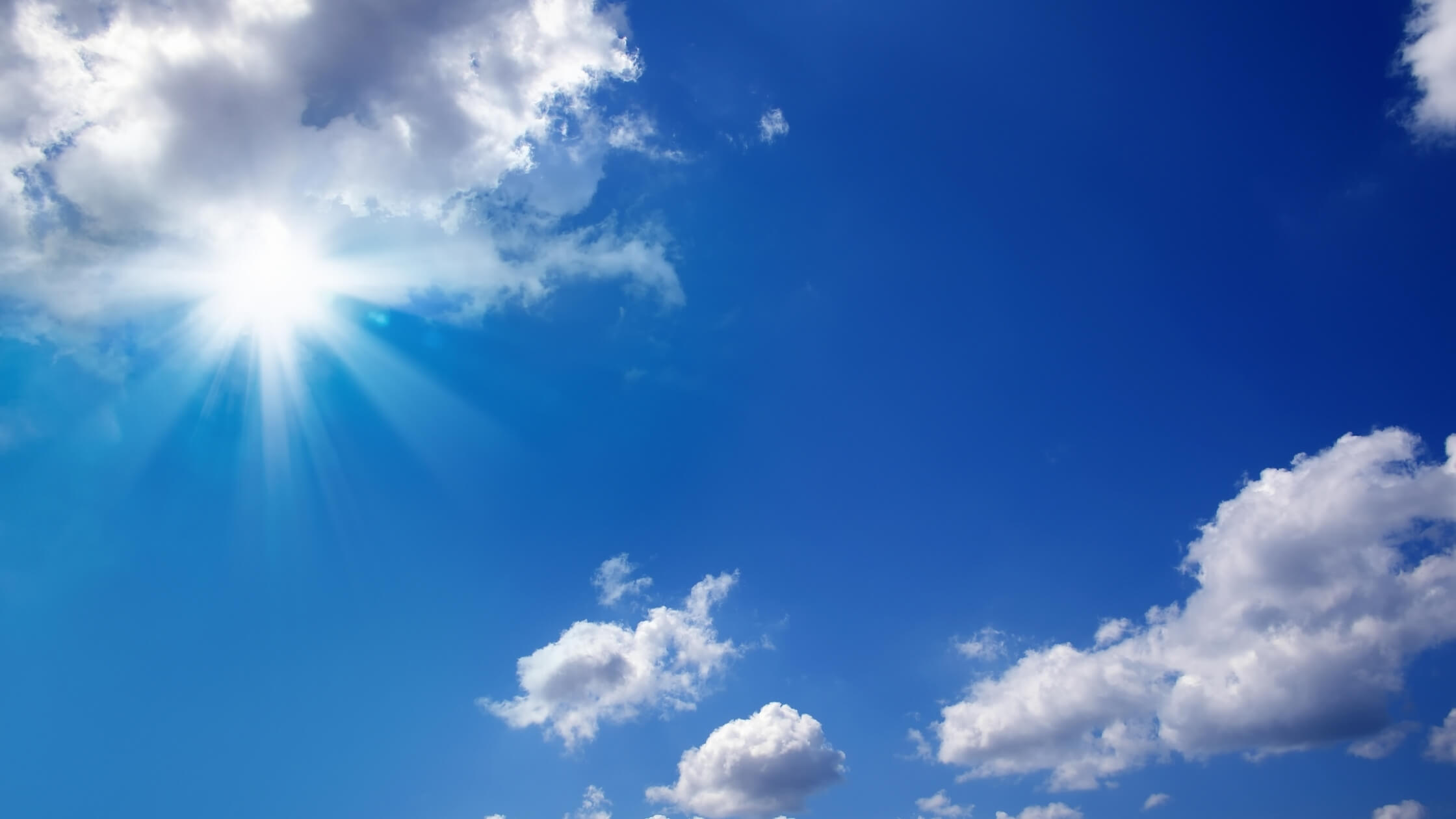 Offener Himmel, weite Landschaft, Freiheit, hellblau