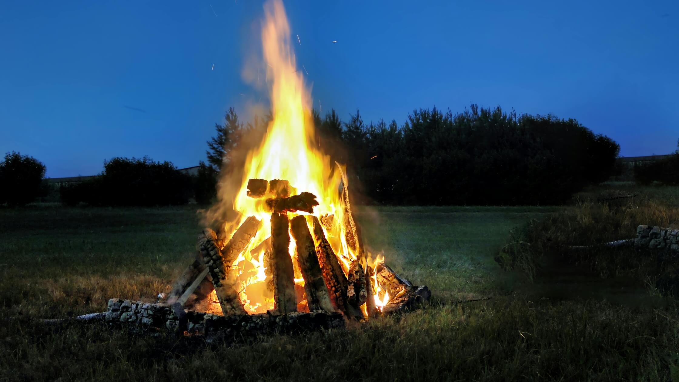 Sonnwendfeuer, volle Sonne, Mittsommer