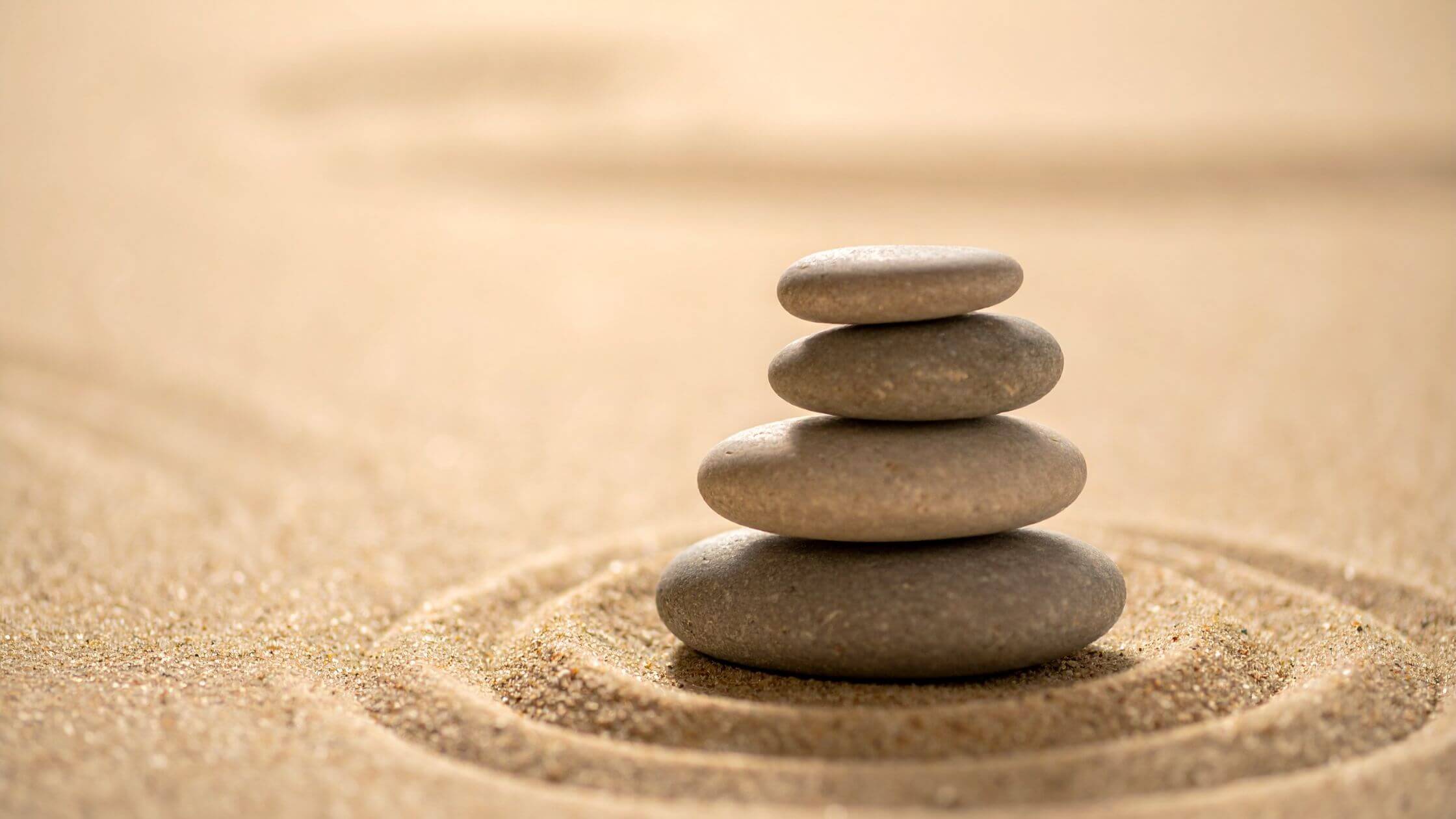 Balancierte Steine – symbolisiert kleine, geduldige Schritte als sanfter Weg aus der Aufschieberitis