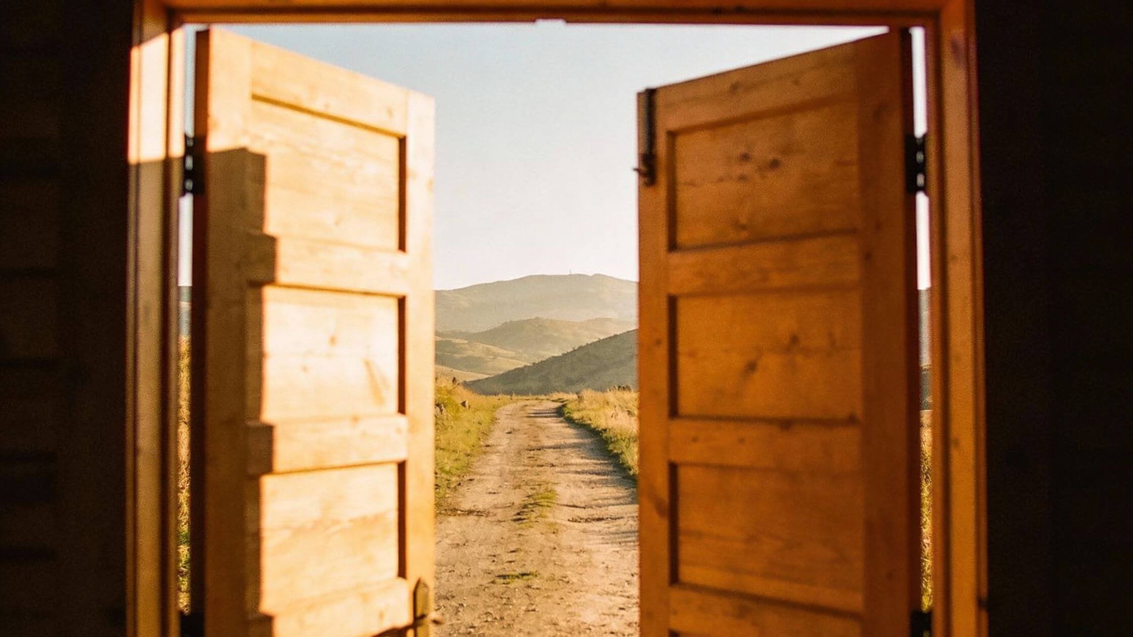 Offene Tür mit warmem Licht – symbolisiert Neuanfang und Einladung ins Human Design