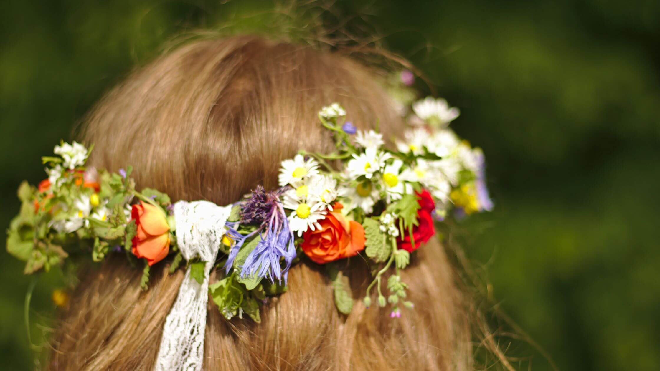 Maikönigin mit Blumenkranz zu Beltane 2026, Verkörperung der Frühlingsgöttin bei Walpurgisnacht Feier, natürliche Schönheit