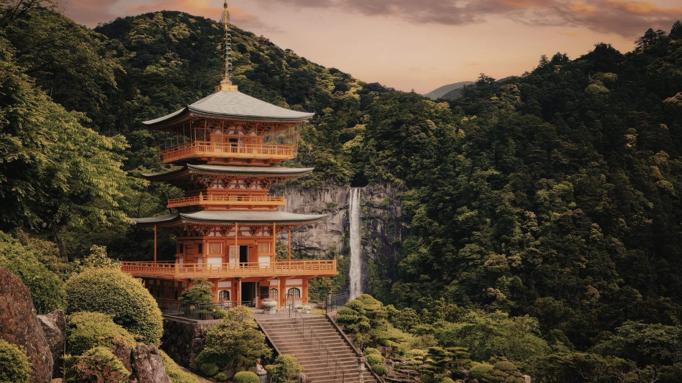 Reiki lernen und verstehen: Der komplette Guide zur universellen Lebensenergie : Berg Kurama in Japan, heiliger Ort wo Mikao Usui Reiki entdeckte, mit traditionellen Tempeln und mystischer Atmosphäre