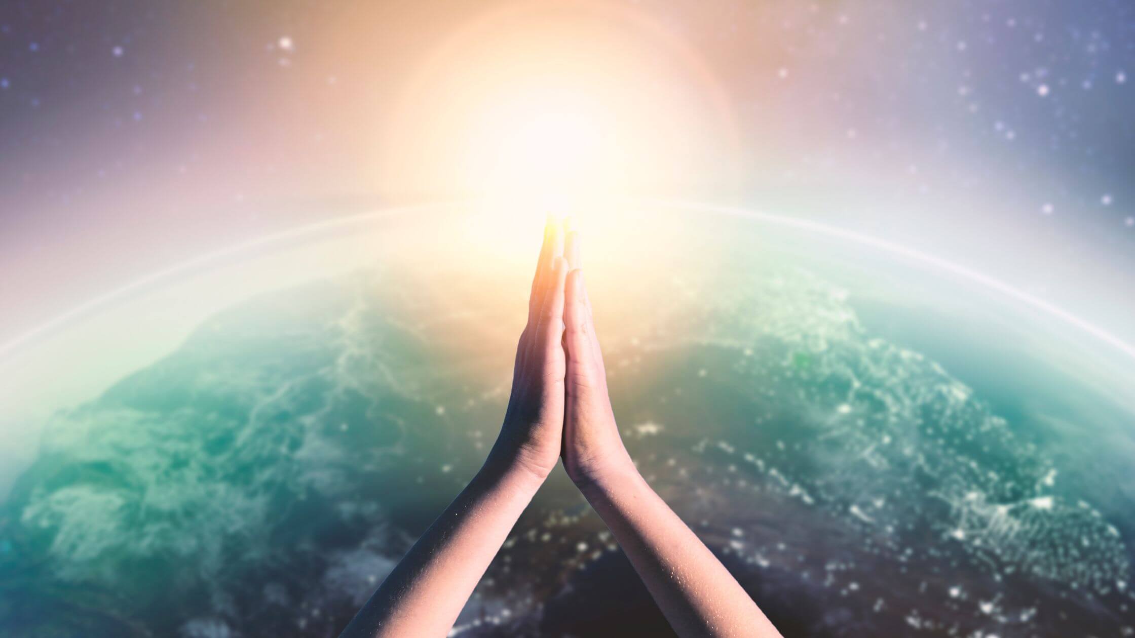 Reiki lernen und verstehen: Der komplette Guide zur universellen Lebensenergie Reiki-Symbol oder heilende Hände mit sanftem Licht, symbolisiert universelle Lebensenergie und japanische Heilkunst