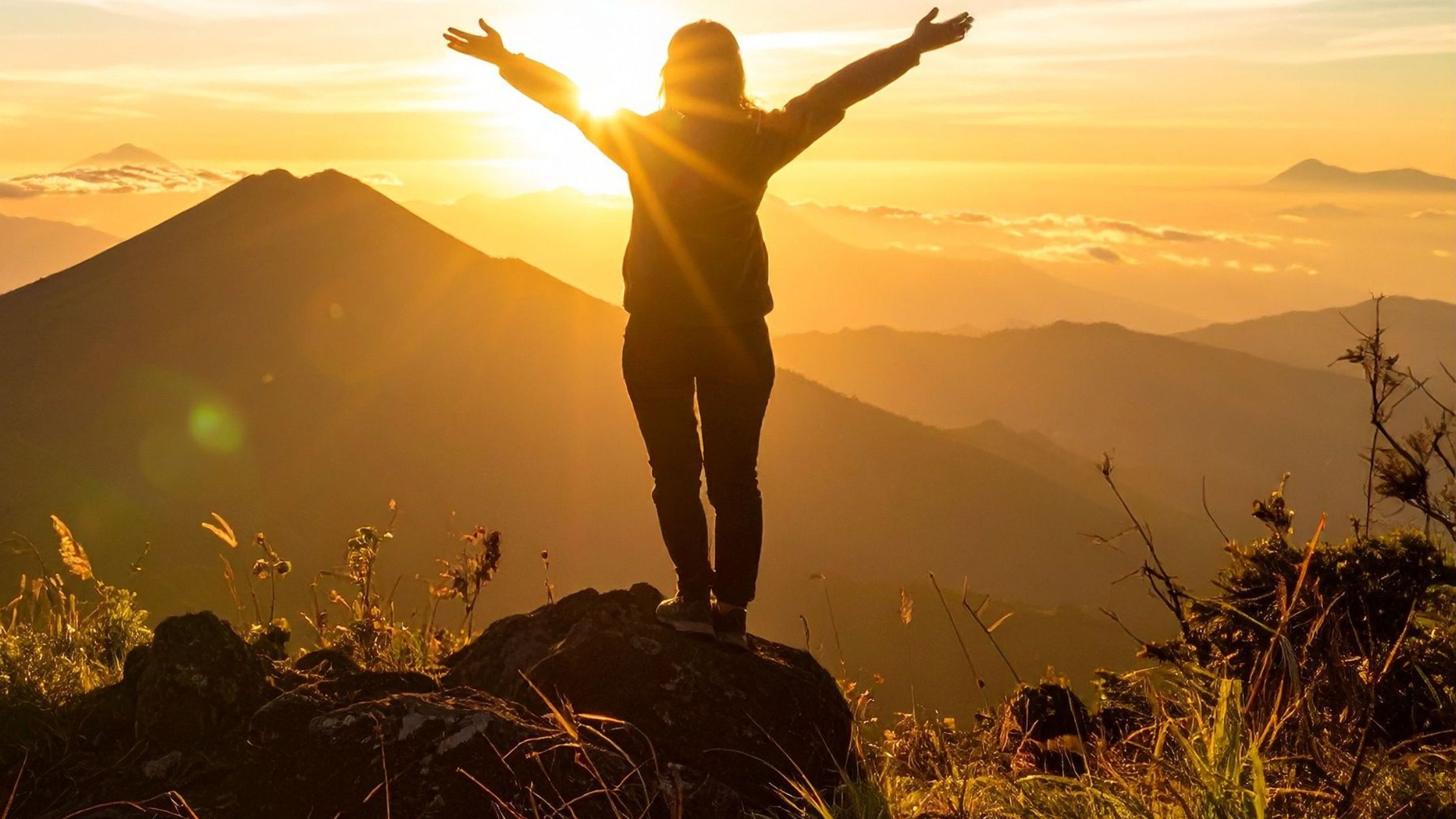6 Sonnenaufgang Frau begruesst die Sonne