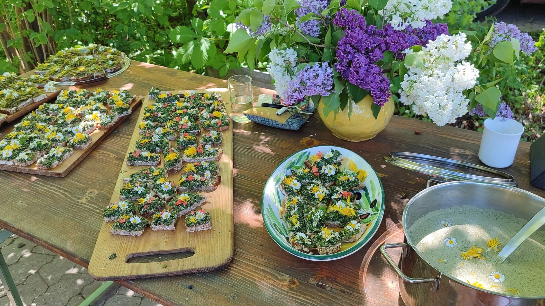 Buffet von Bauernbrot mit Brennesselpesto, Gierschstängel gebraten und Bärluch-Kräutersuppe