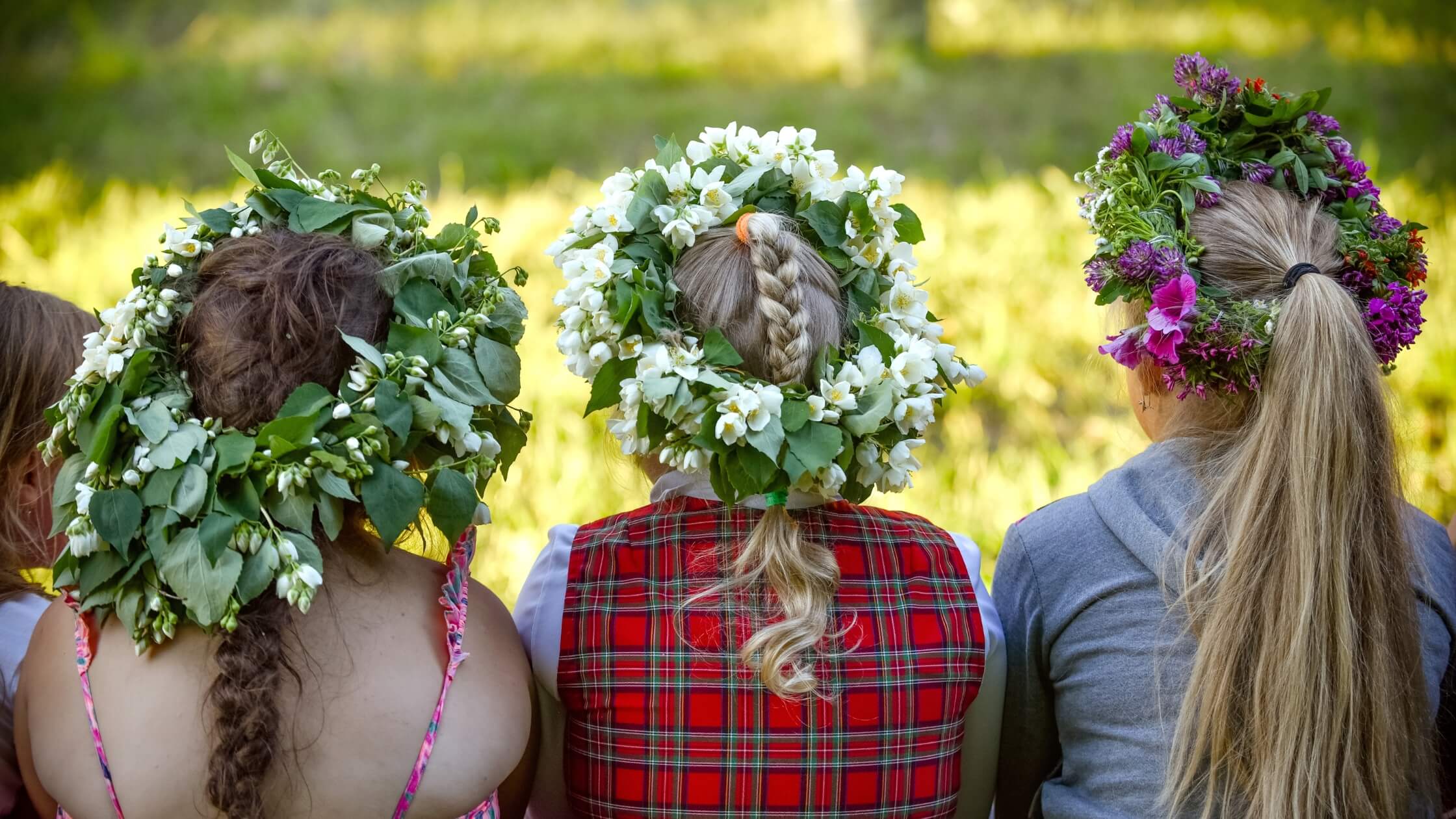 Baltisches Sommerfest Ligo mit traditionellen Kränzen aus Eichenlaub und Wildblumen – lebendiger Litha-Brauch bis heute