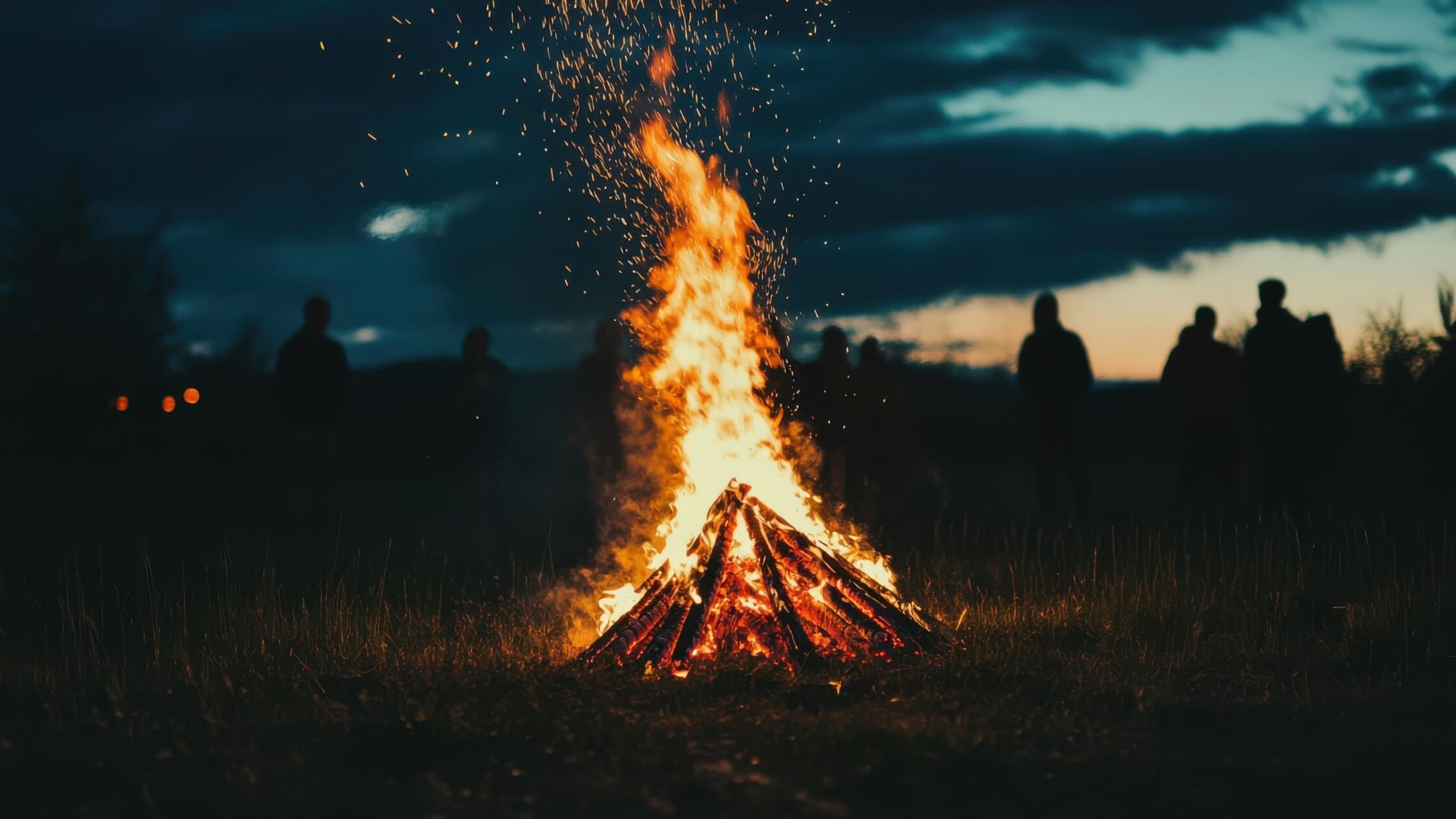 Baltisches Sommerfest Ligo mit traditionellen Kraenzen aus Eichenlaub und Wildblumen - lebendige Sonnwendtradition in Litauen und Lettland