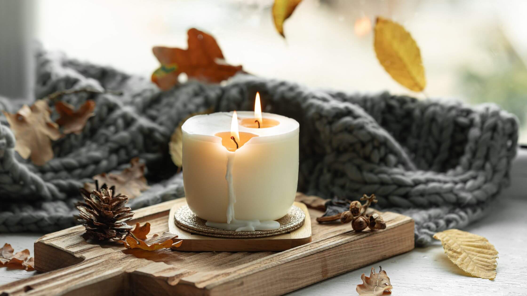 Kerze auf Fensterbrett mit Herbstlaub – Licht und Rückzug zu Mabon
