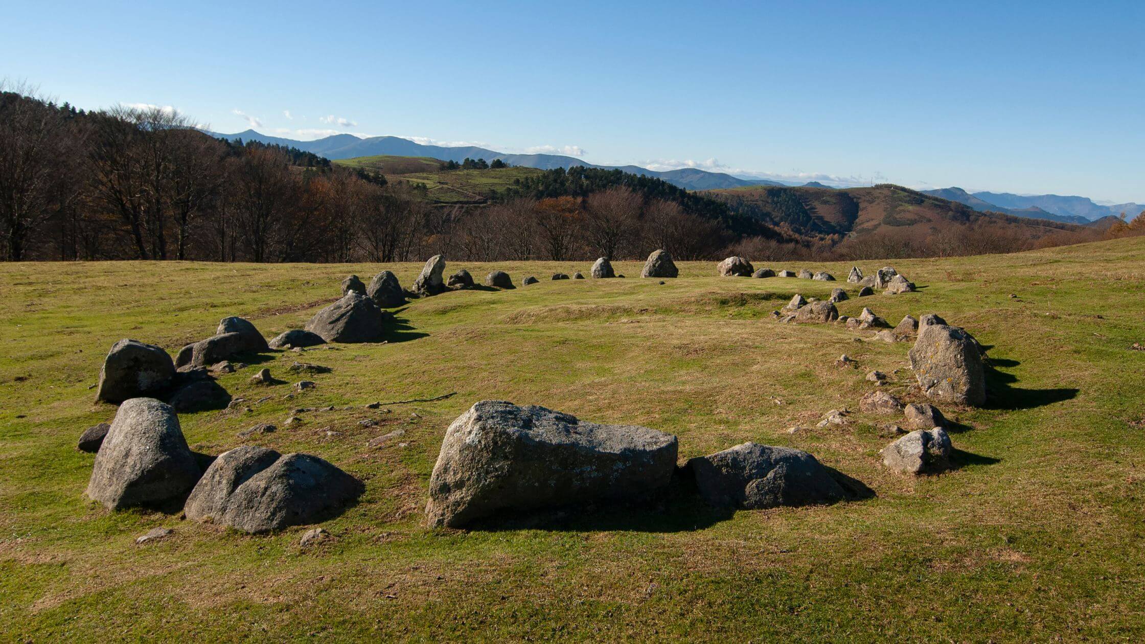 Mabon – Das Fest der Herbsttagundnachtgleiche im Jahreskreis Alter Steinkreis in herbstlicher Landschaft – astronomisches Wissen der Kelten zur Herbsttagundnachtgleiche