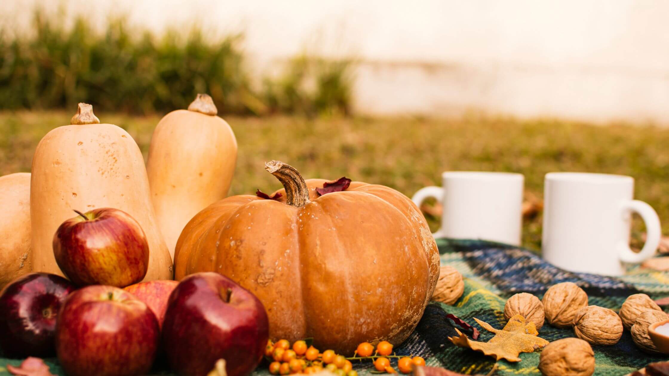 Mabon – Das Fest der Herbsttagundnachtgleiche im Jahreskreis Getreidegarbe auf Holztisch – Erntedank-Symbol zu Mabon im keltischen Jahreskreis