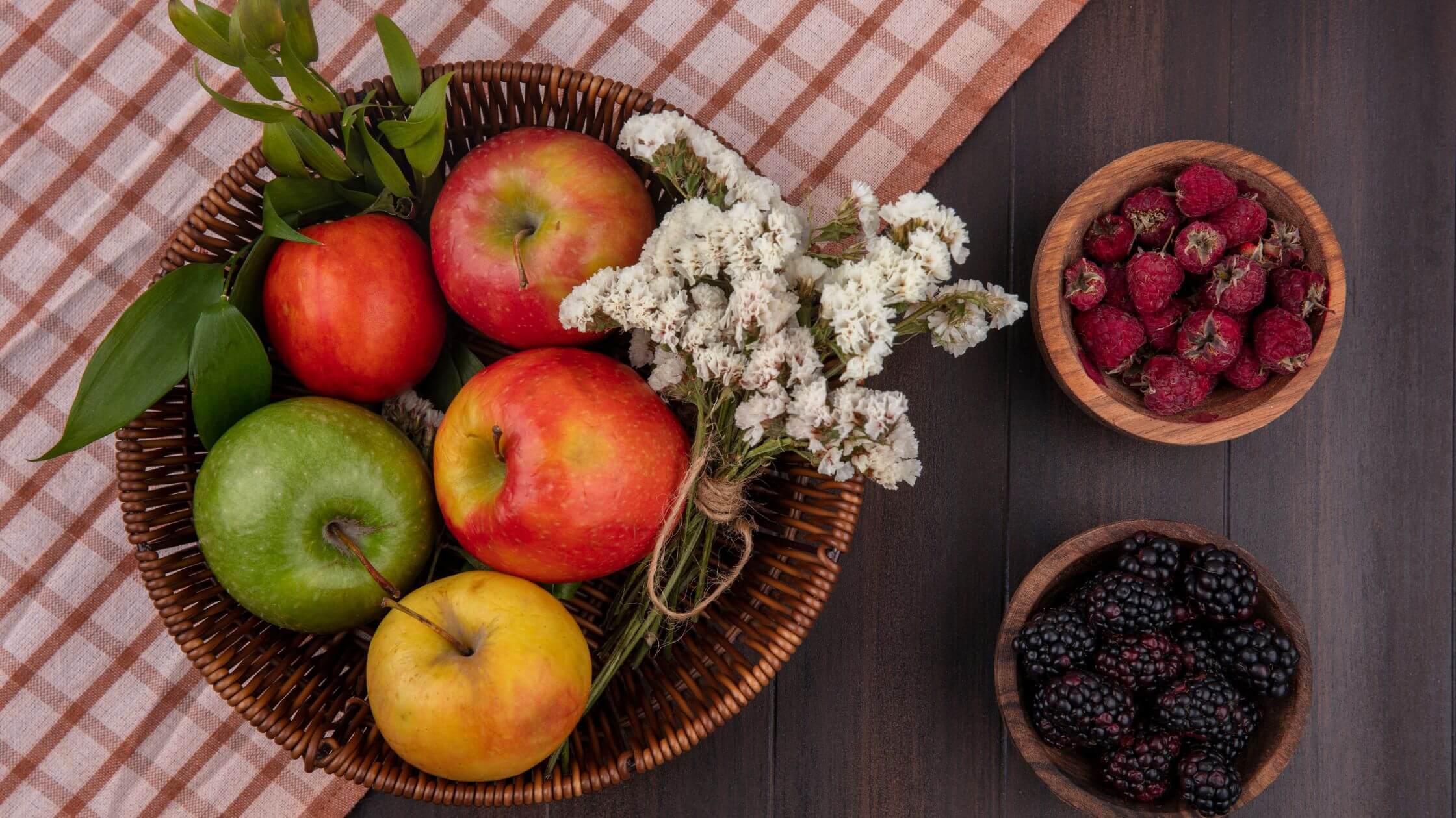 Mabon – Das Fest der Herbsttagundnachtgleiche im Jahreskreis Herbstliches Naturarrangement mit Äpfeln und Holunderzweigen – Symbole der Herbsttagundnachtgleiche